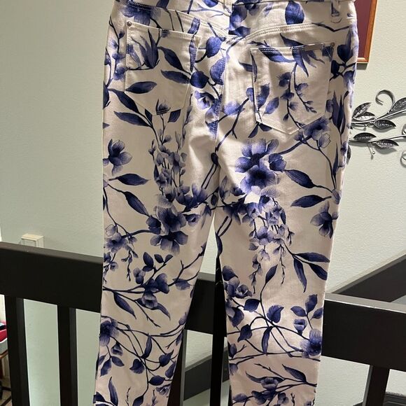 Chico's So Slimming Girlfriend Crop Blue and White Leaf Print Pants #DP339 - Picture 6 of 6